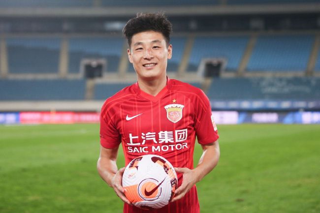 他有个绰号，叫Mr.Cool（甄子丹 饰），实在他也想笑，惋惜是真的笑不出来，笑只会给他带来剧痛。“阿唐在哪？”少女乔（陈妍希 饰）一向在找，“你是谁？”她一向在问。只有她见过他的笑脸，惋惜她就像一个只有50M记忆体的外展记忆卡，随时会健忘。 阿仔（柯震东 饰）是窃听组最年青的差人，天天都能听到这个城市良多人的心跳，但陪同他的，只有猪扒饭。吃咖喱猪扒饭的那天，他